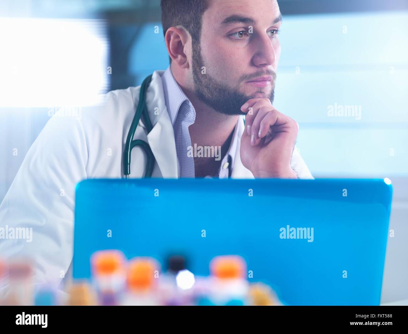 Arzt Nachdenken über medizinische Patientenergebnissen, Proben im Vordergrund Stockfoto