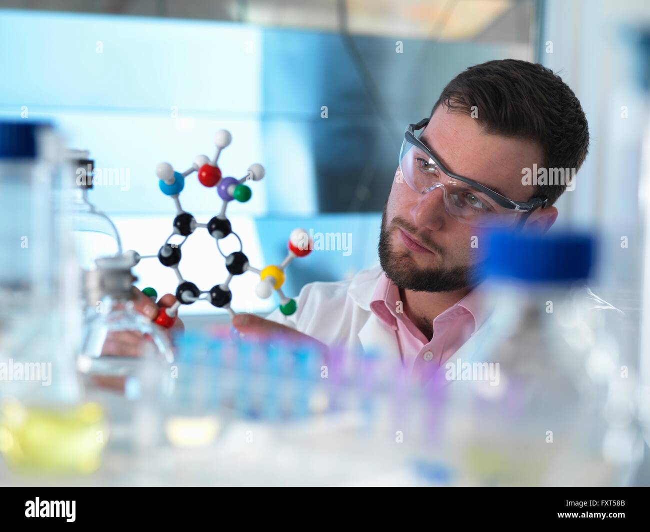 Wissenschaftler untersuchen molekulare Modell im Labor Stockfoto