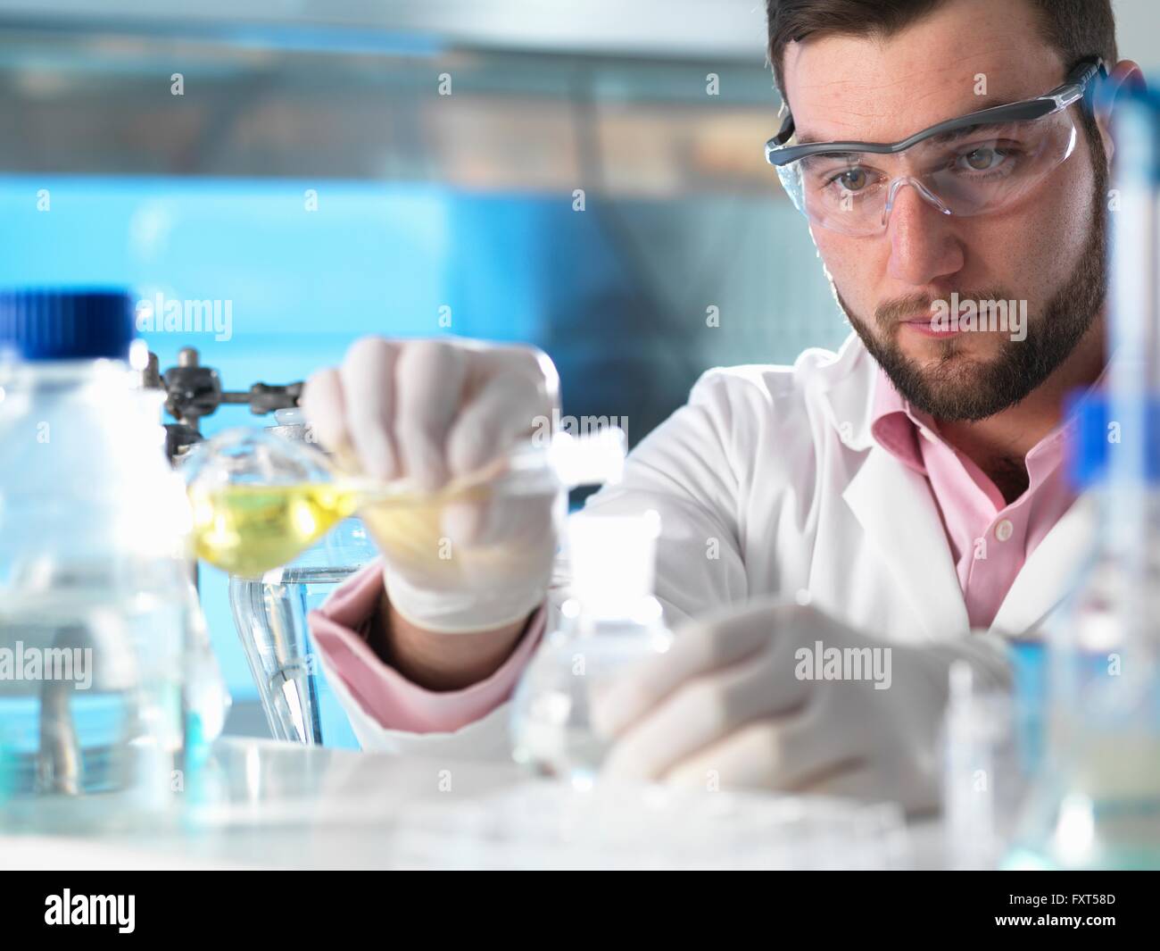 Wissenschaftler experimentieren mit chemische Formel im Labor Stockfoto