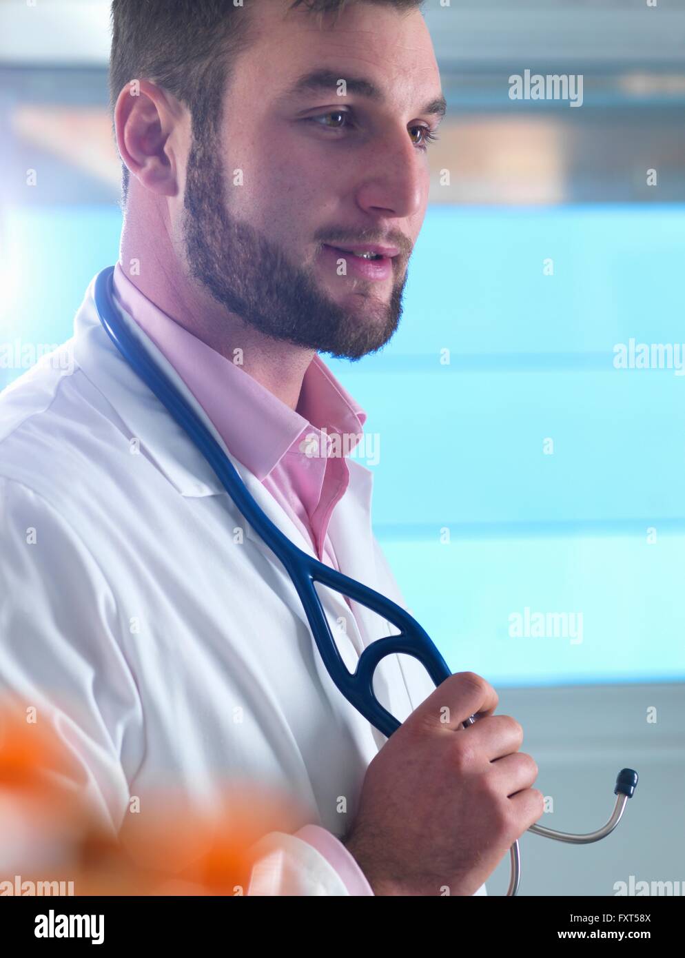 Porträt des jungen männlichen junior Arzt in Klinik Stockfoto