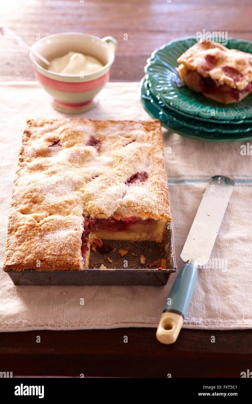 Draufsicht der rustikalen Apfelkuchen in Backform Stockfoto