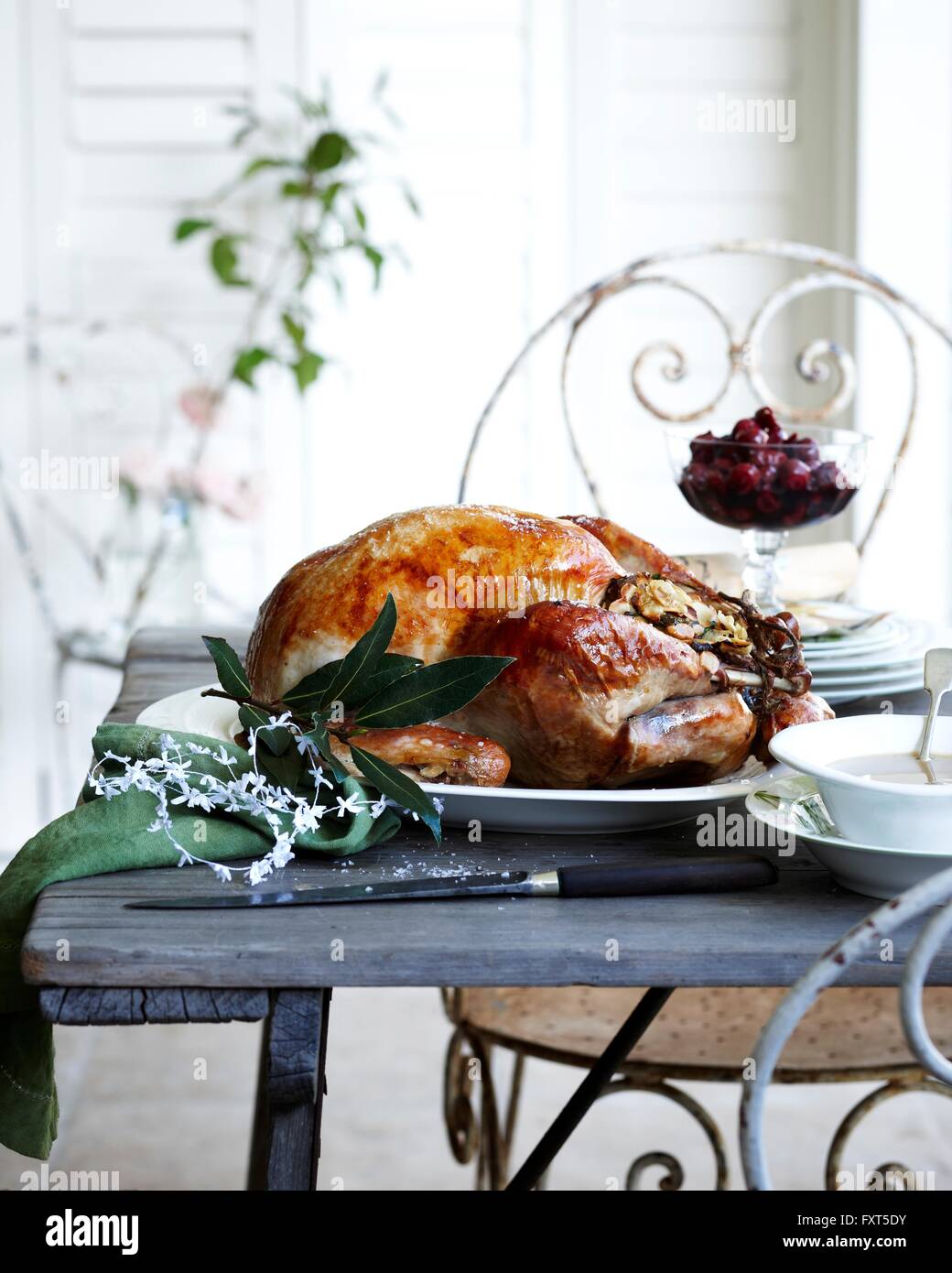 Gebratene Kastanien Türkei auf Terrasse Weihnachtstisch Stockfoto