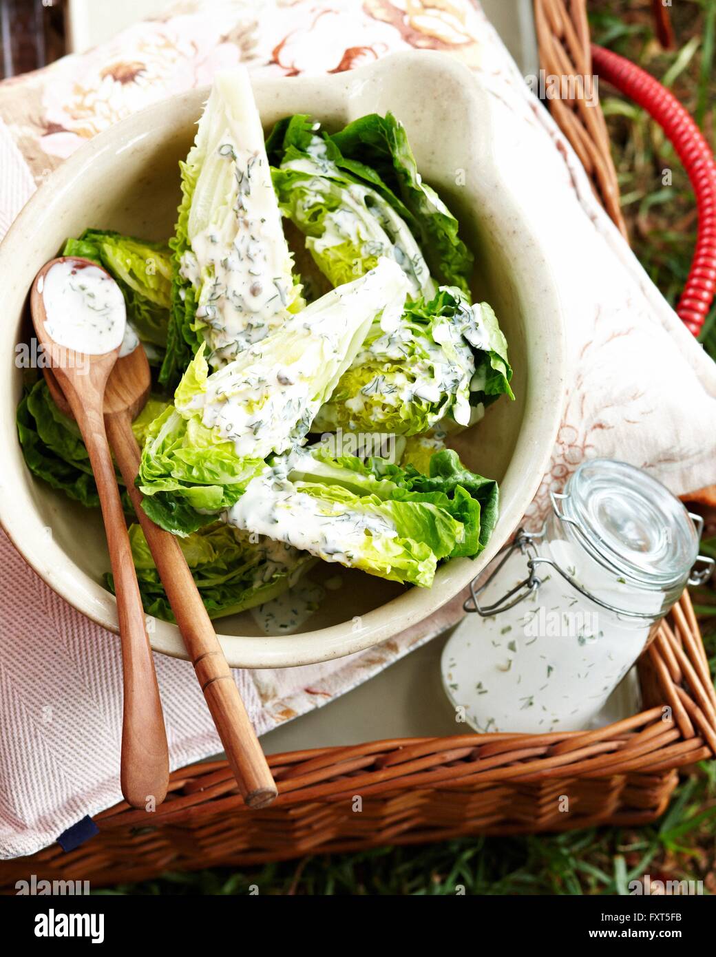 Draufsicht der Cos Salat erstickt mit Kraut-Salat-Dressing in Schüssel Stockfoto