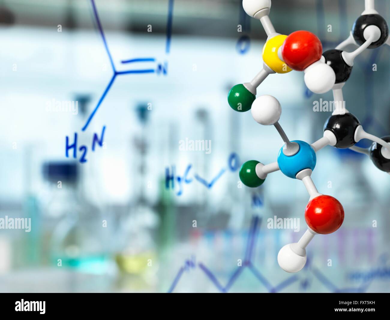 Ball und Stock Molekülmodell mit chemische Formel geschrieben am Glas Stockfoto