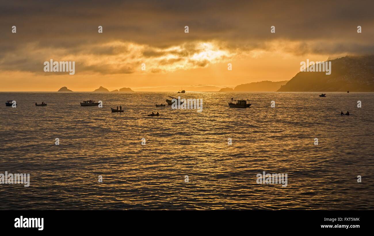 Silhouette der Tintenfisch Angelboote/Fischerboote am Ozean, Cagarras Inseln, Rio De Janeiro, Brasilien Stockfoto