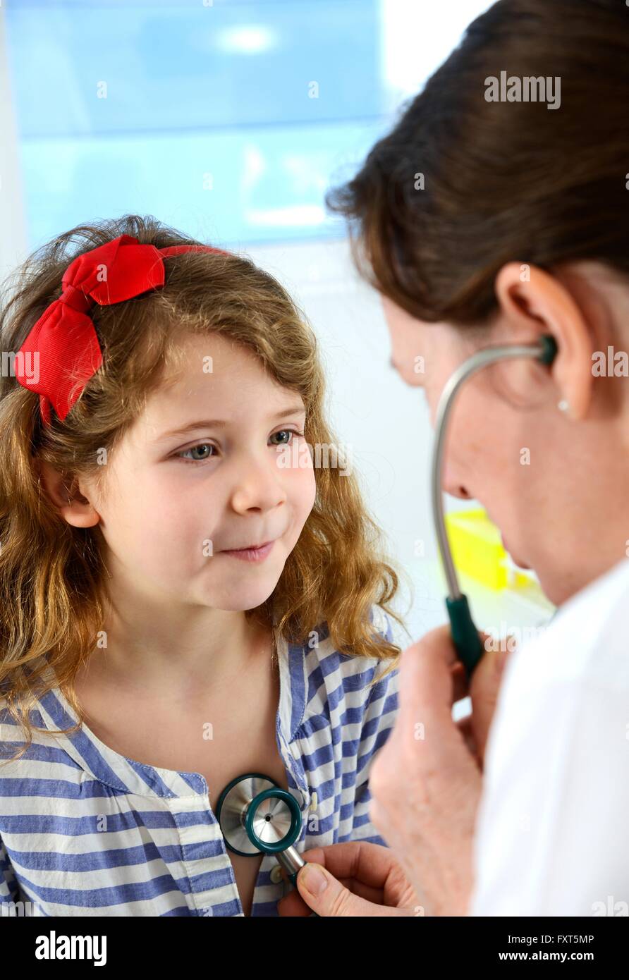 Krankenhausarzt Prüfung eines Mädchens Brust mit einem Stethoskop Stockfoto