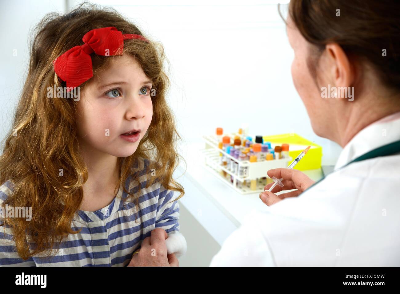 Mädchen erhalten Immunisierung Injektion von Arzt Stockfoto