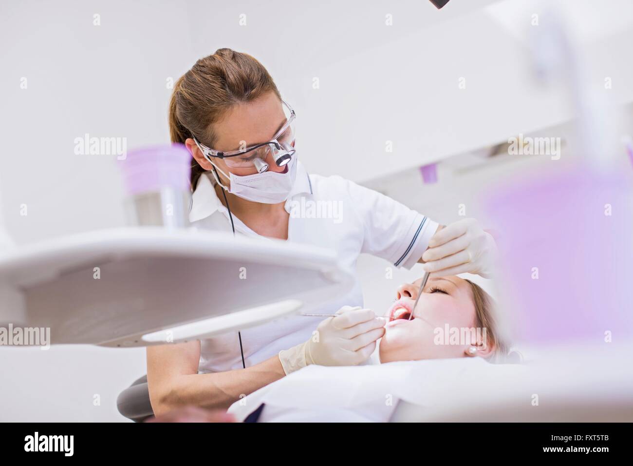 Zahnarzt in der Zahnklinik dental Prüfung auf junge Frau Stockfoto