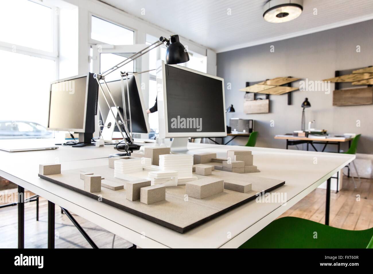 Architekturmodell auf Schreibtisch im Büro Stockfoto