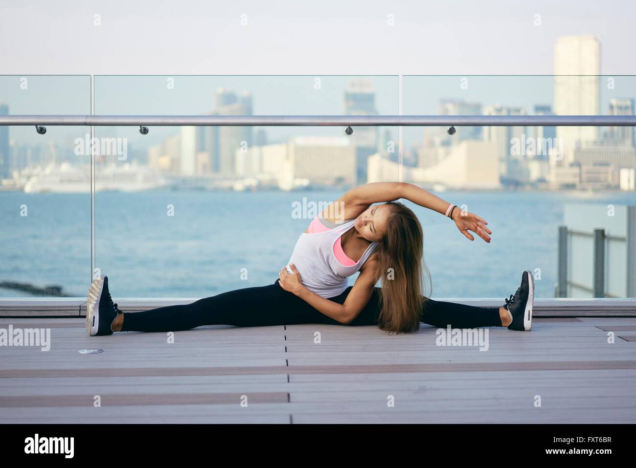 Girl doing the splits Fotos und Bildmaterial in hoher Auflösung