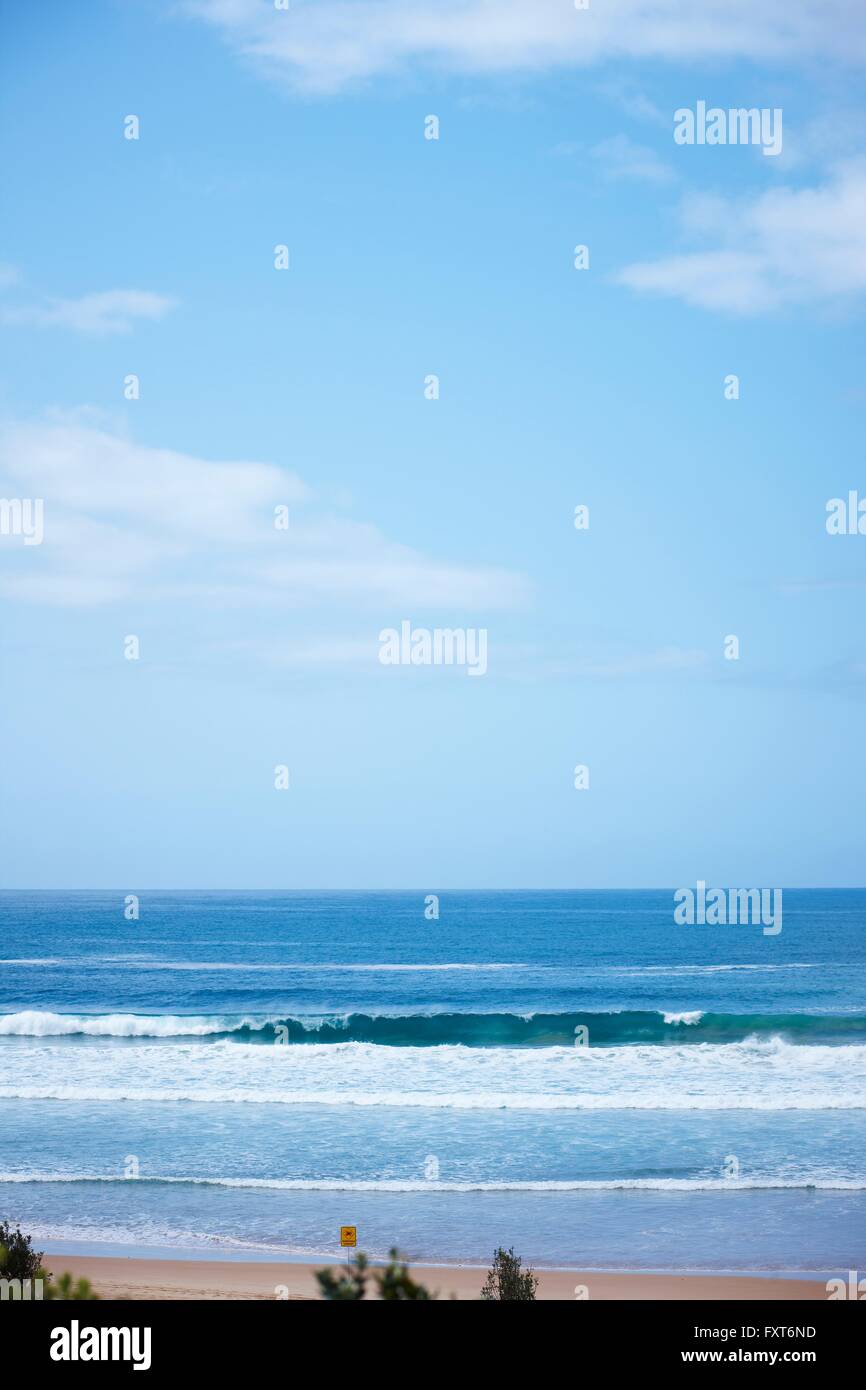 Ansicht der Wellen an der Küste vom Strand Stockfoto