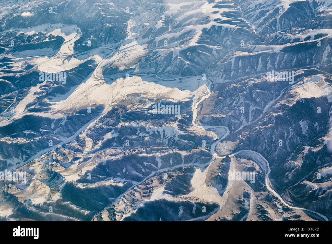 Luftaufnahme von Schnee bedeckt Gebirge, Mongolei Stockfoto