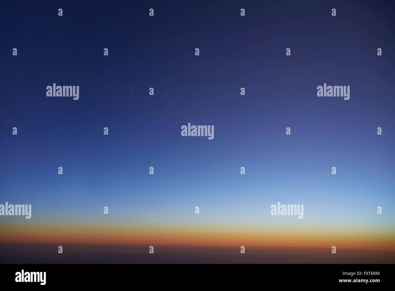 Luftaufnahme des Sonnenaufgang über Wolkengebilde Stockfoto