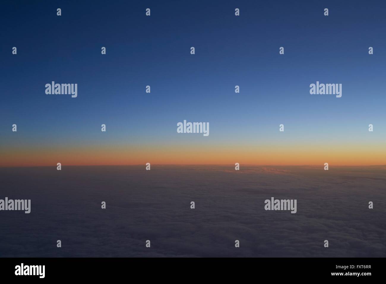 Luftaufnahme des Sonnenaufgang über Wolkengebilde Stockfoto