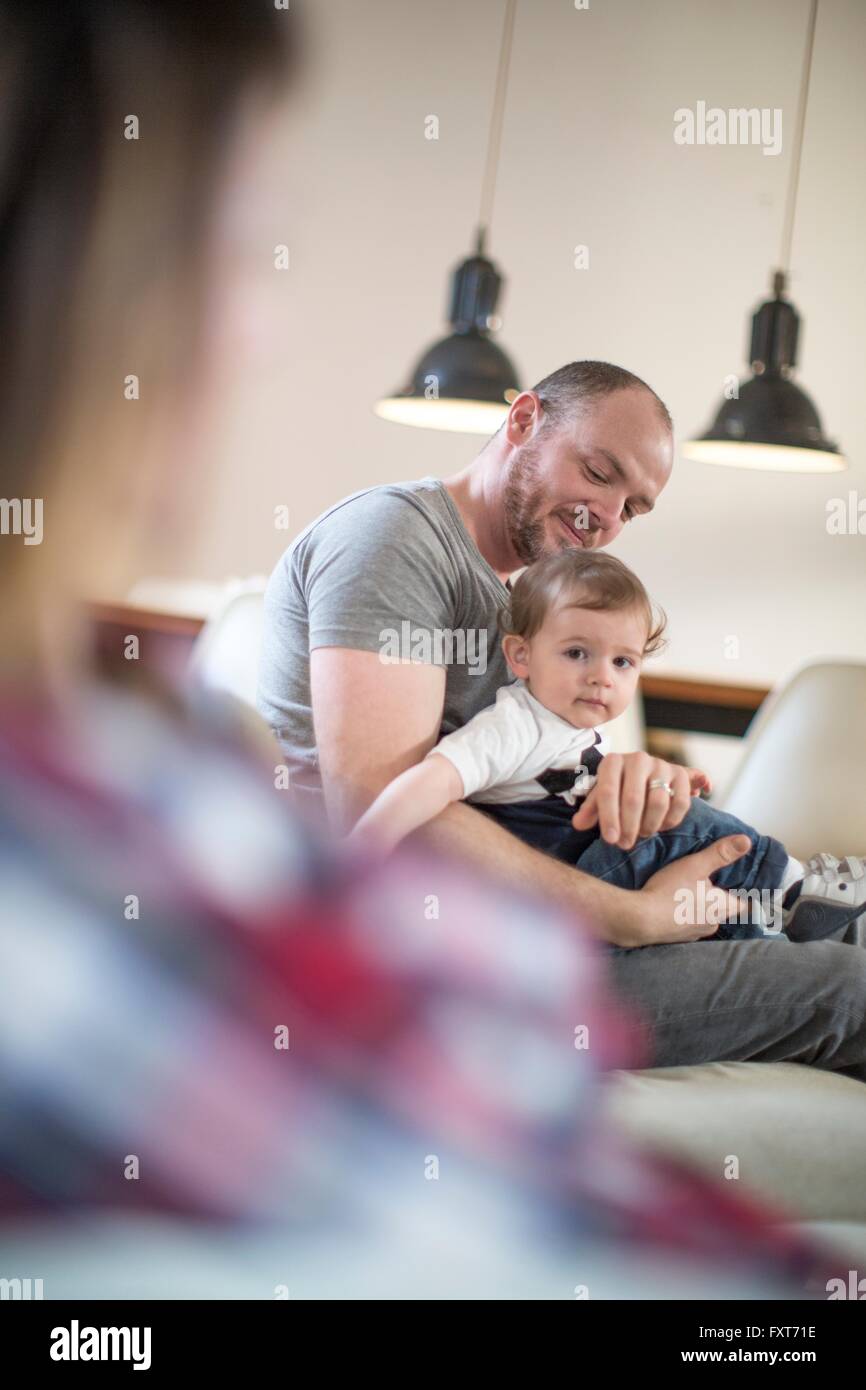 Blick über die Schulter des jungen auf Väter Schoß Stockfoto