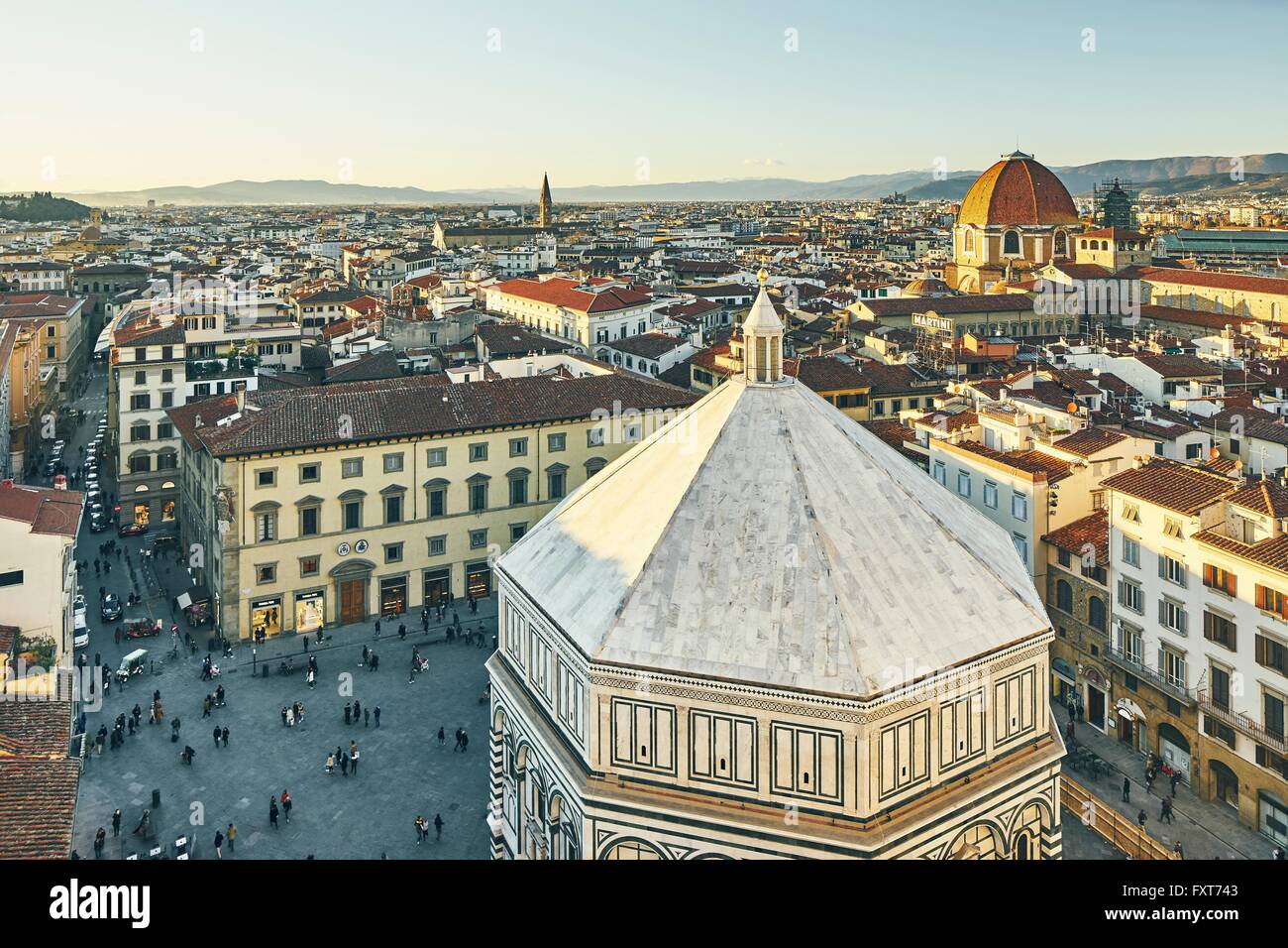 Erhöhte Ansicht von Touristen und Baptisterium des Johanniterordens, Florenz, Italien Stockfoto