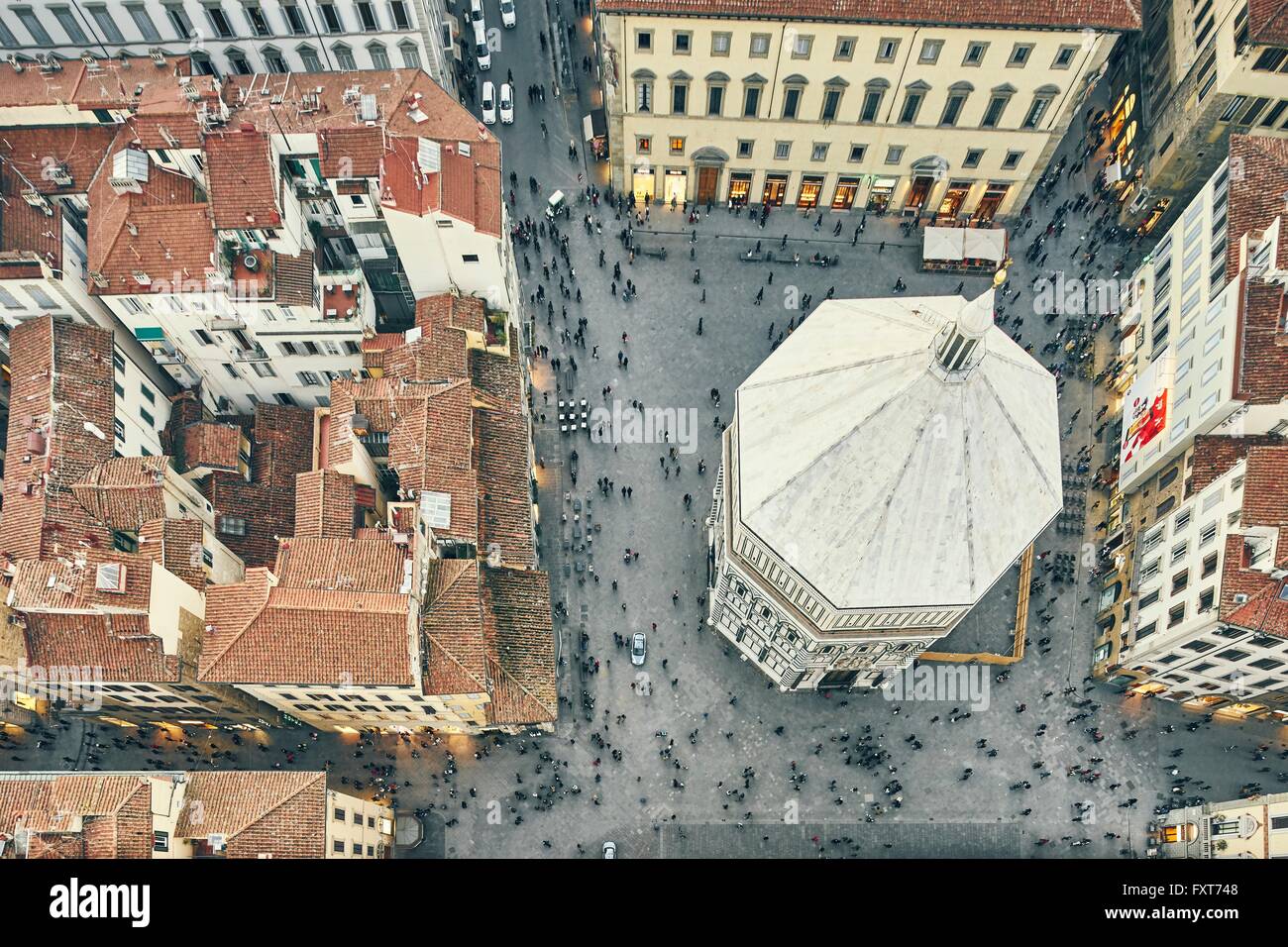 Draufsicht der Touristen und Baptisterium des Johanniterordens, Florenz, Italien Stockfoto