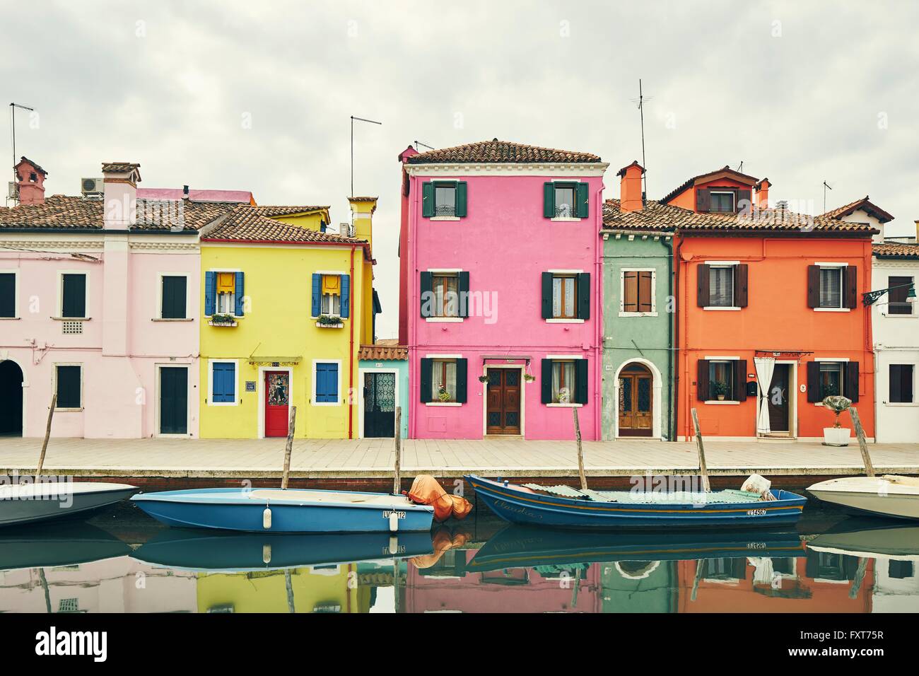 Traditionelle Multi farbige Häuser und ankern Boote am Kanal, Burano, Venedig, Italien Stockfoto