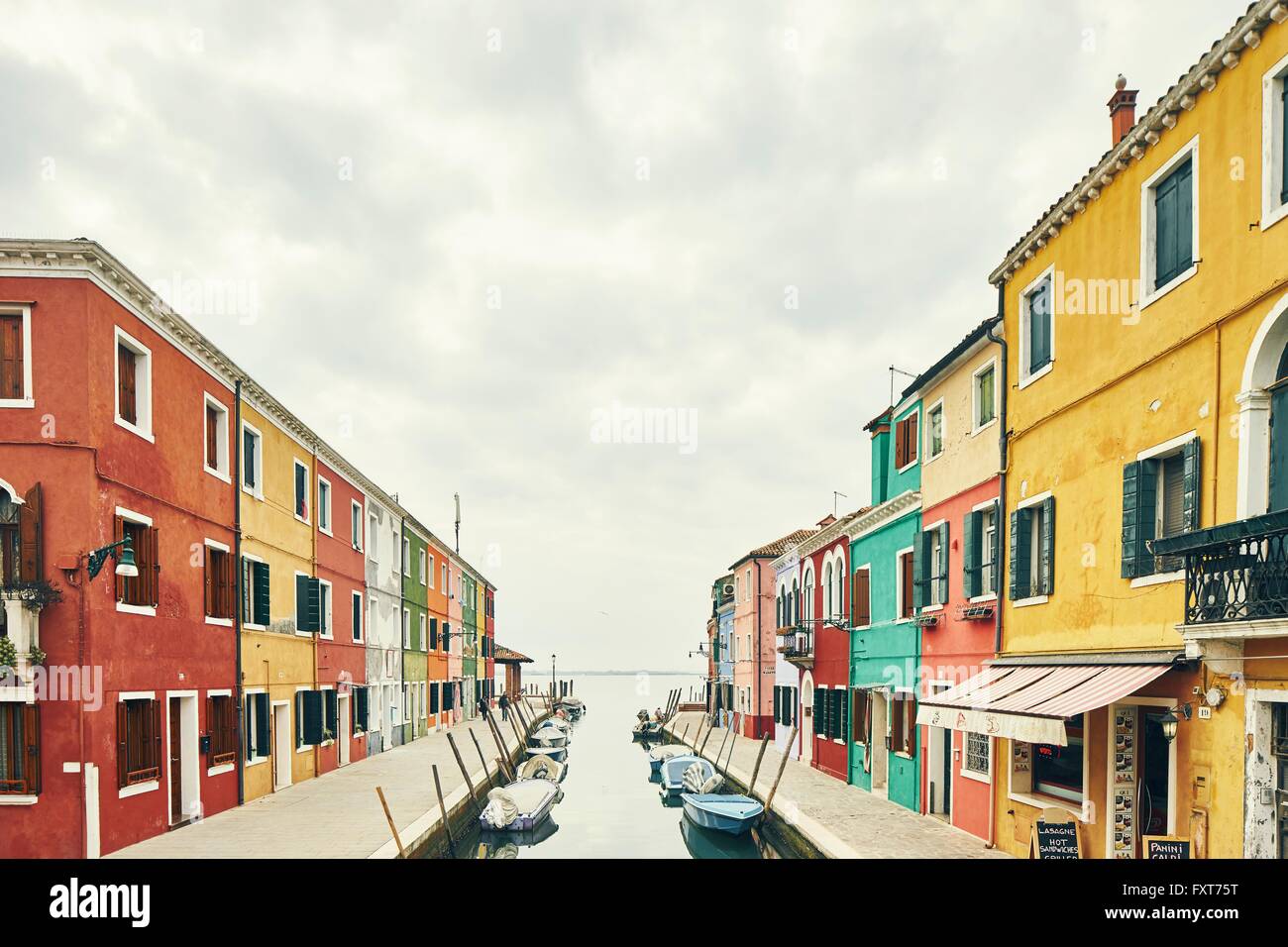 Traditionelle Multi farbige Häuser am Kanal, Burano, Venedig, Italien Stockfoto