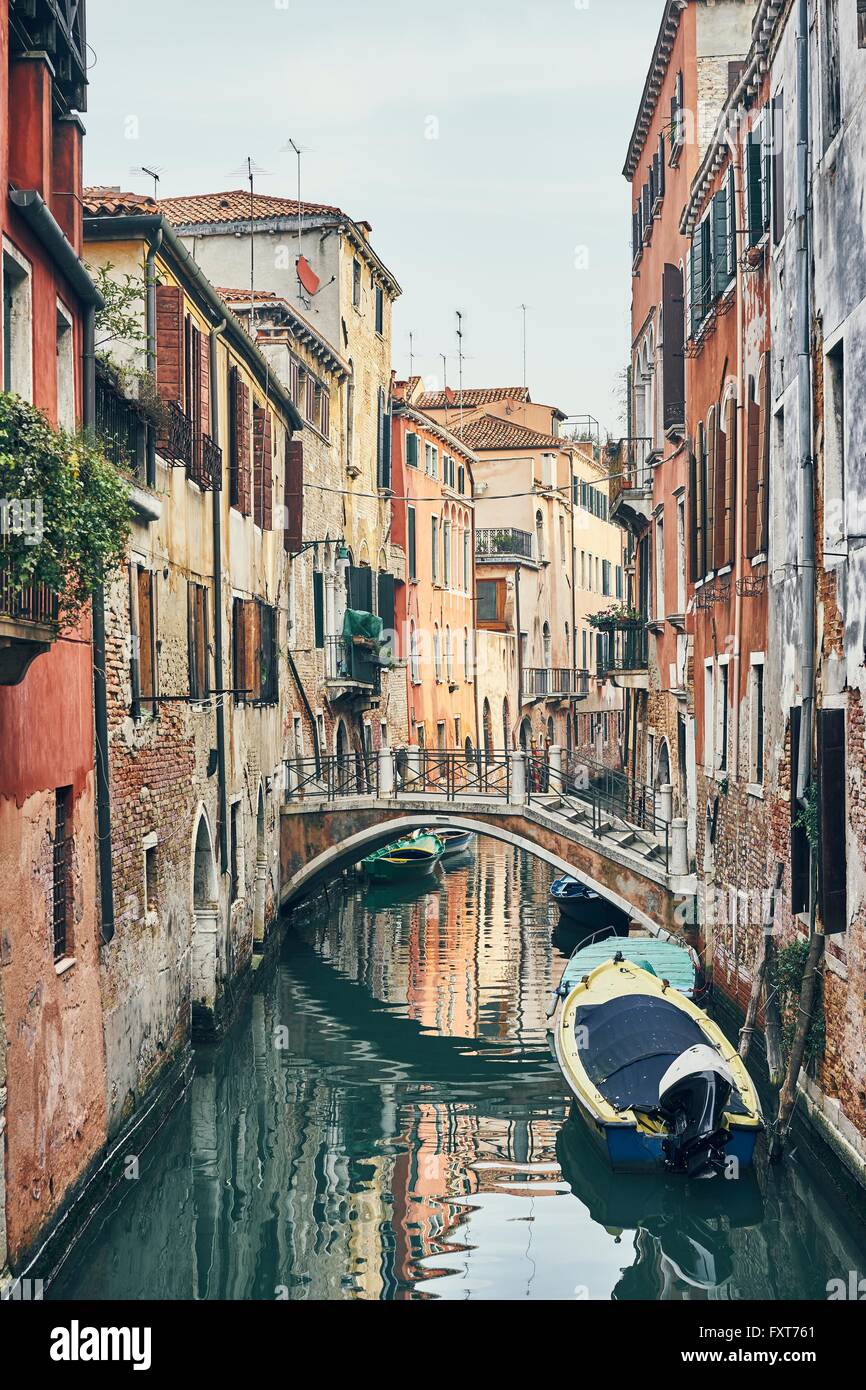 Brücke über den schmalen Kanal, Venedig, Italien Stockfoto
