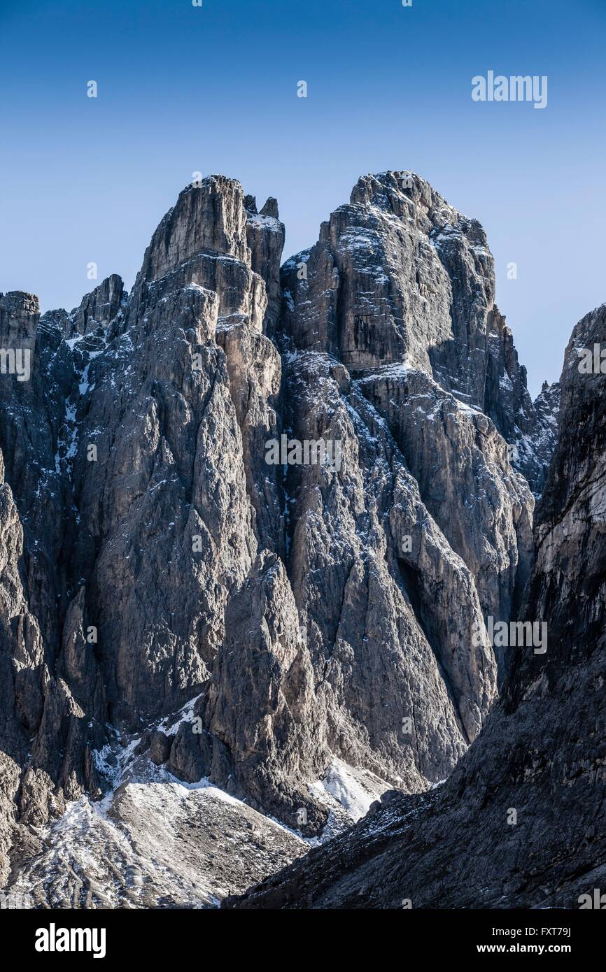 Blick auf zerklüftete Gebirge Felsformation, Dolomiten, Italien Stockfoto