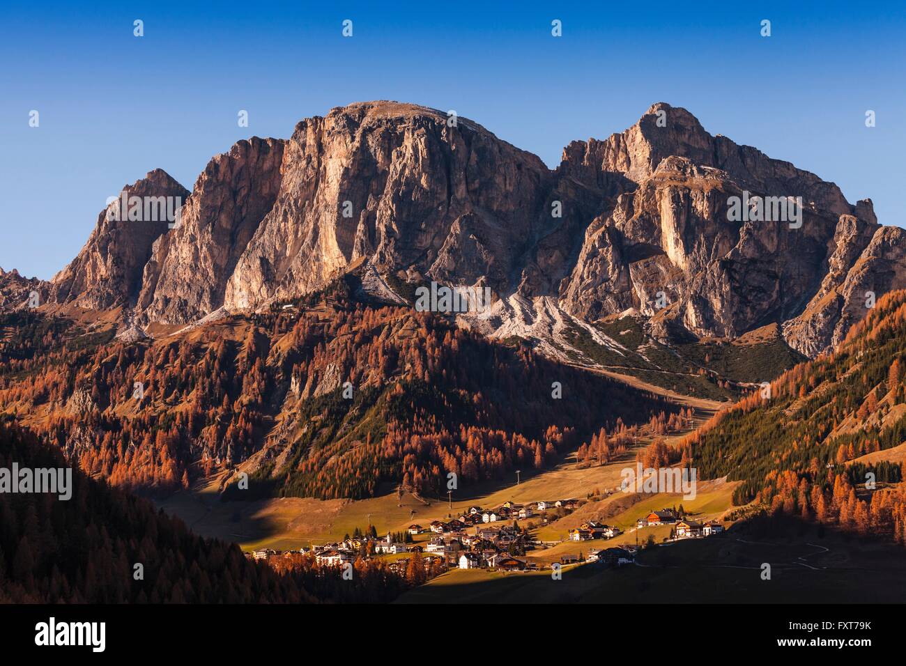 Berg-Landschaft und das Tal Dorf, Dolomiten, Italien Stockfoto