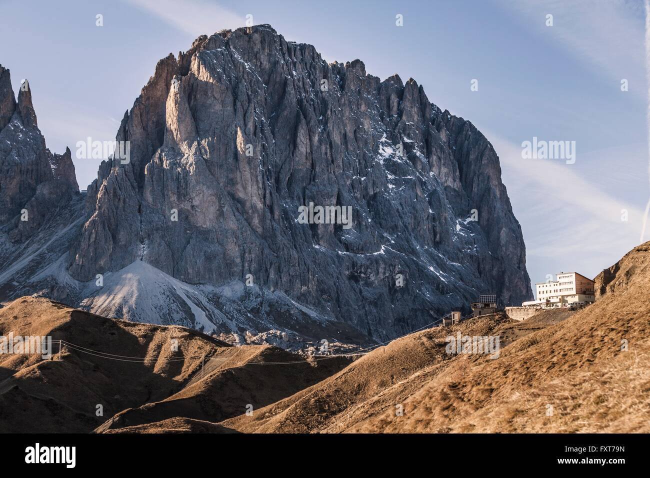 Zerklüftete Berglandschaft und Hang bauen, Dolomiten, Italien Stockfoto