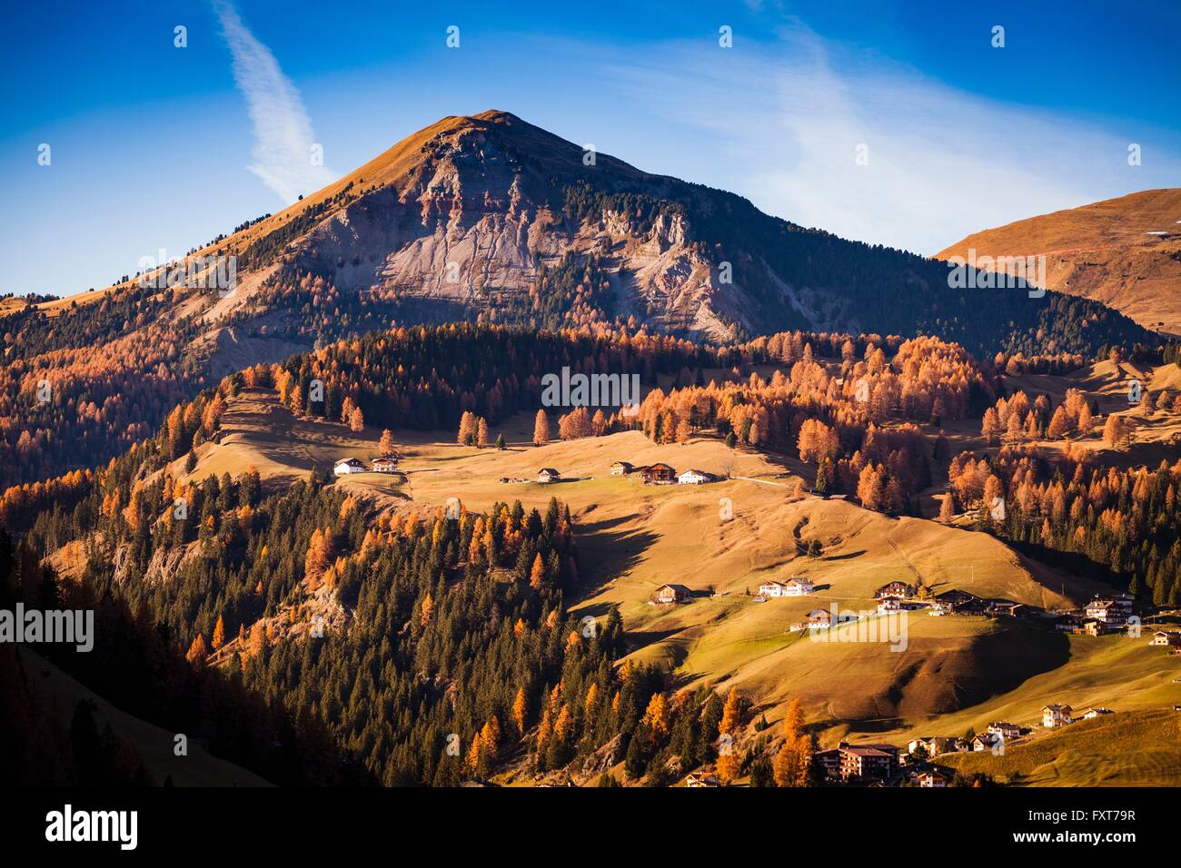Berglandschaft und Hang Häuser, Dolomiten, Italien Stockfoto