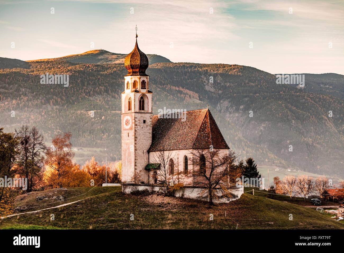 Traditionelle Kirche auf Hügel, Dolomiten, Italien Stockfoto