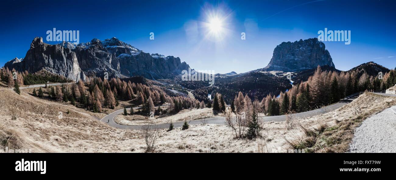 Panorama der Berglandschaft und kurvenreichen Straße, Dolomiten, Italien Stockfoto