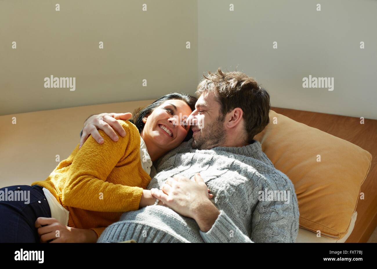 Mitte erwachsenes paar am Fensterplatz von Angesicht zu Angesicht lachen Stockfoto