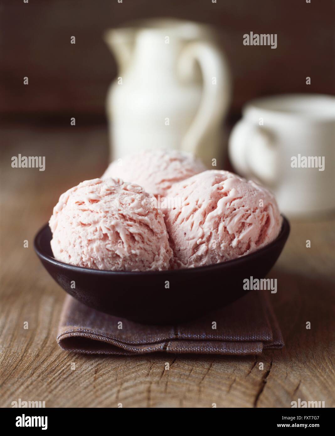 Bio Erdbeer Luxus-Eiscreme Stockfoto