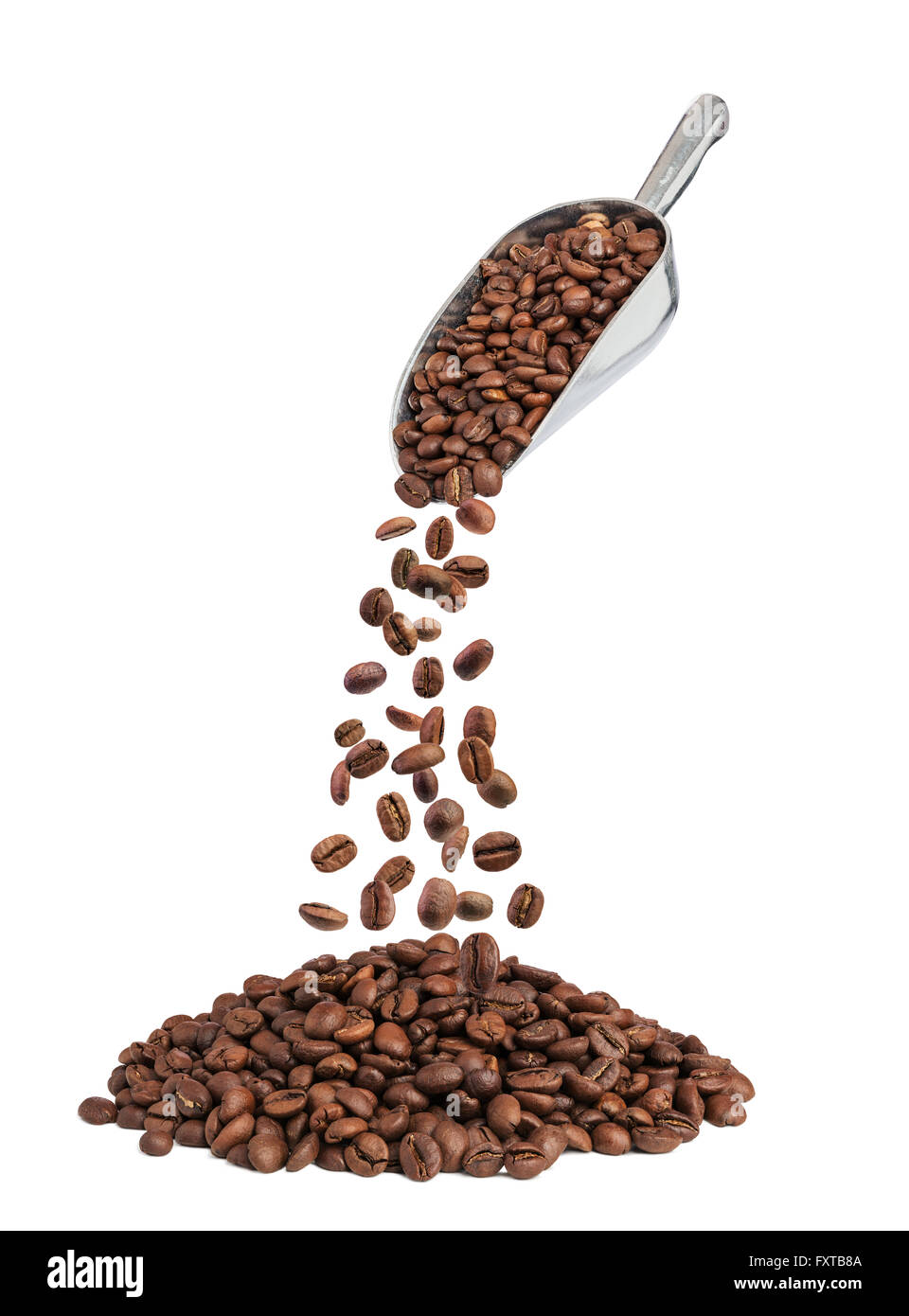 geröstete Kaffeebohnen Herunterfallen aus Metall Kugel isoliert auf weiss Stockfoto