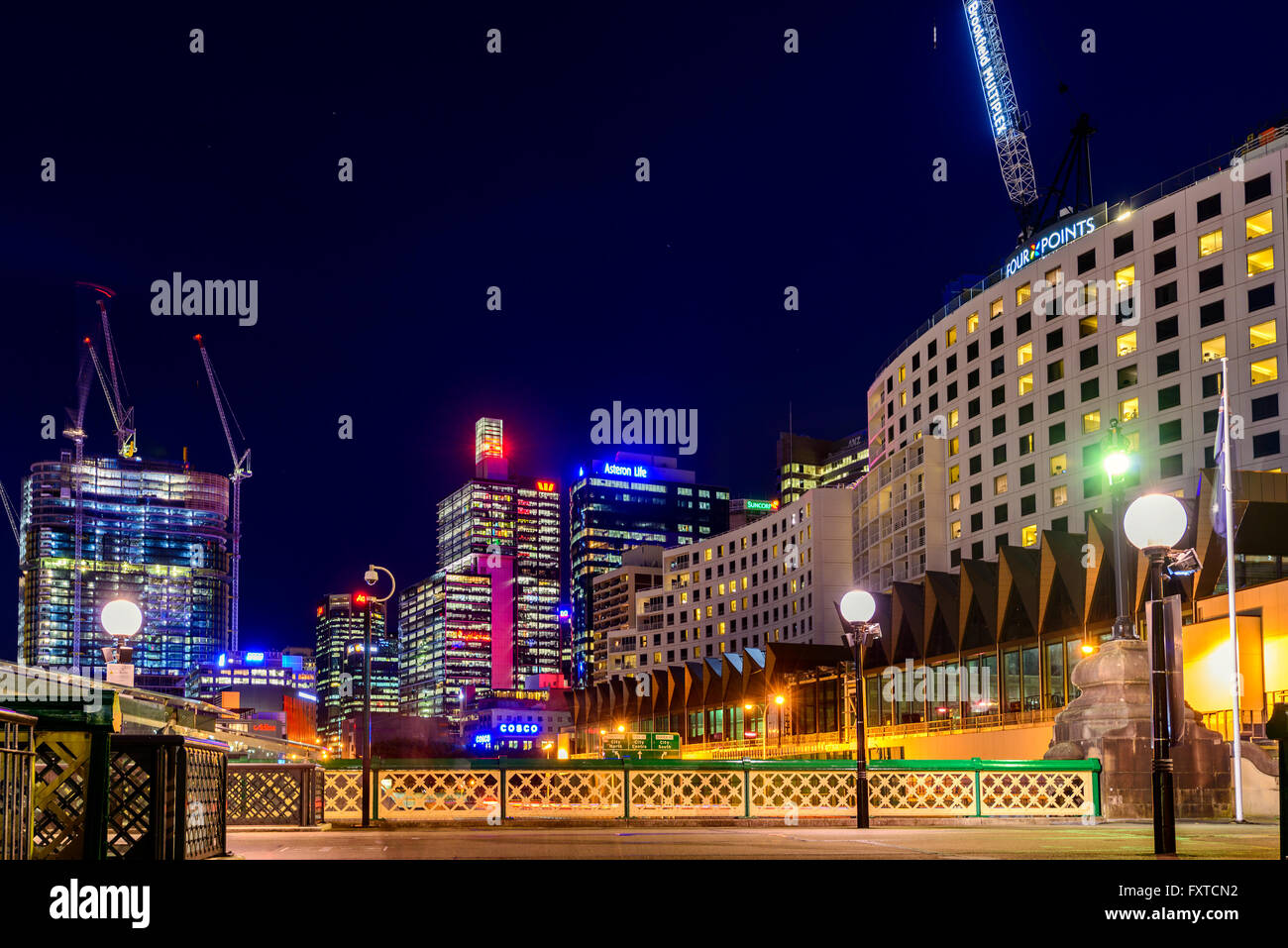 Sydney, Australien - 10. November 2015: Sydney Skyline Blick auf die Stadt von der Pyrmont Bridge in der Nacht. Stockfoto