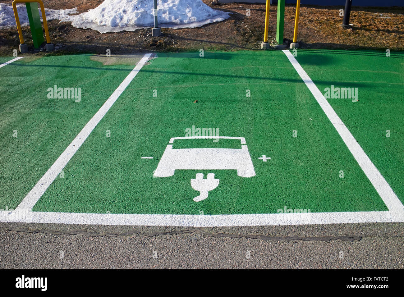 Elektroauto-Zeichen auf Boden, Lappeenranta, Finnland Stockfoto