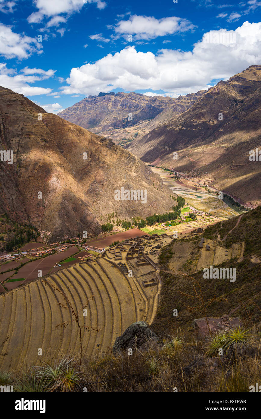 Weiten Blick auf die leuchtende majestätischen konzentrischen Terrassen von Pisac, Inkastätte in Sacred Valley, großen Reiseziel in C Stockfoto