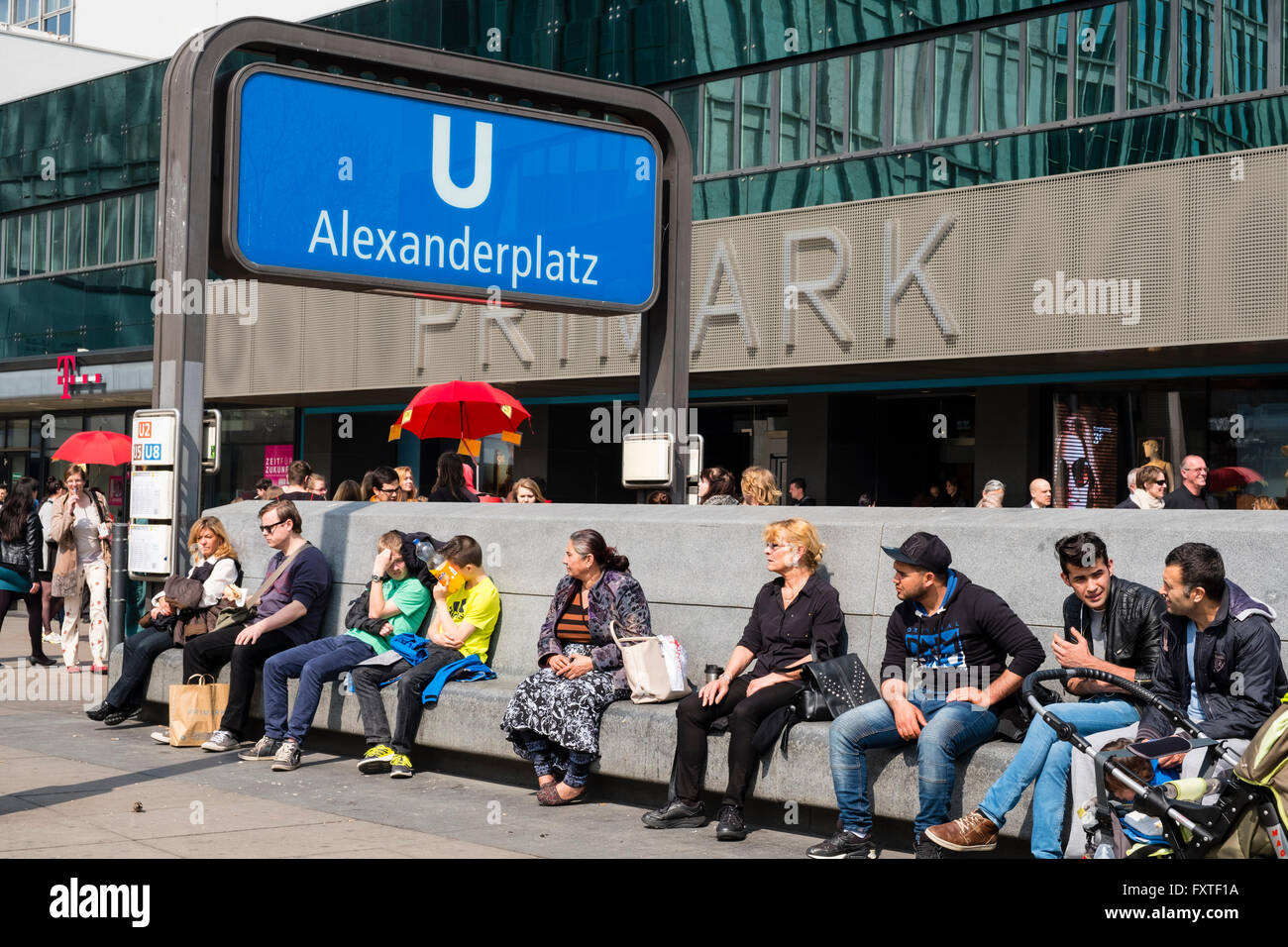 Leute sitzen neben Eingang Alexanderplatz U Bahn Station in Berlin Deutschland Stockfoto