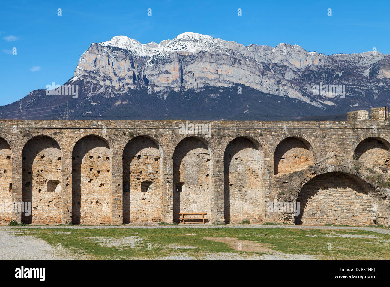 Stadtmauer von Ainsa und Penya Montanyesa Berg in der aragonesischen Pyrenäen, Spanien. Stockfoto