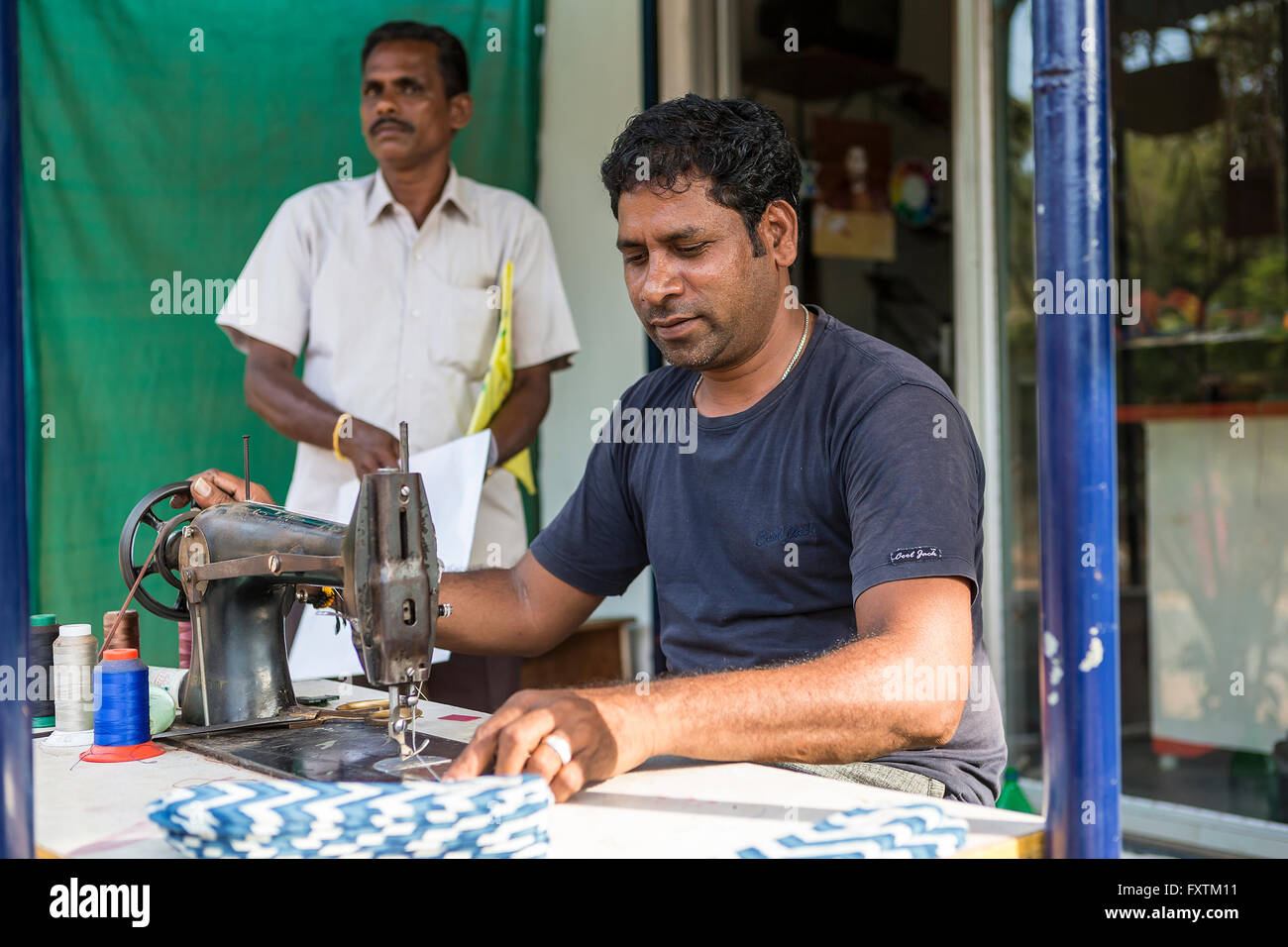 Inder Herstellung von Schuhen in einer provisorischen Werkstatt an der Seite der Straße in Kuilapalayam, Auroville, Indien Stockfoto