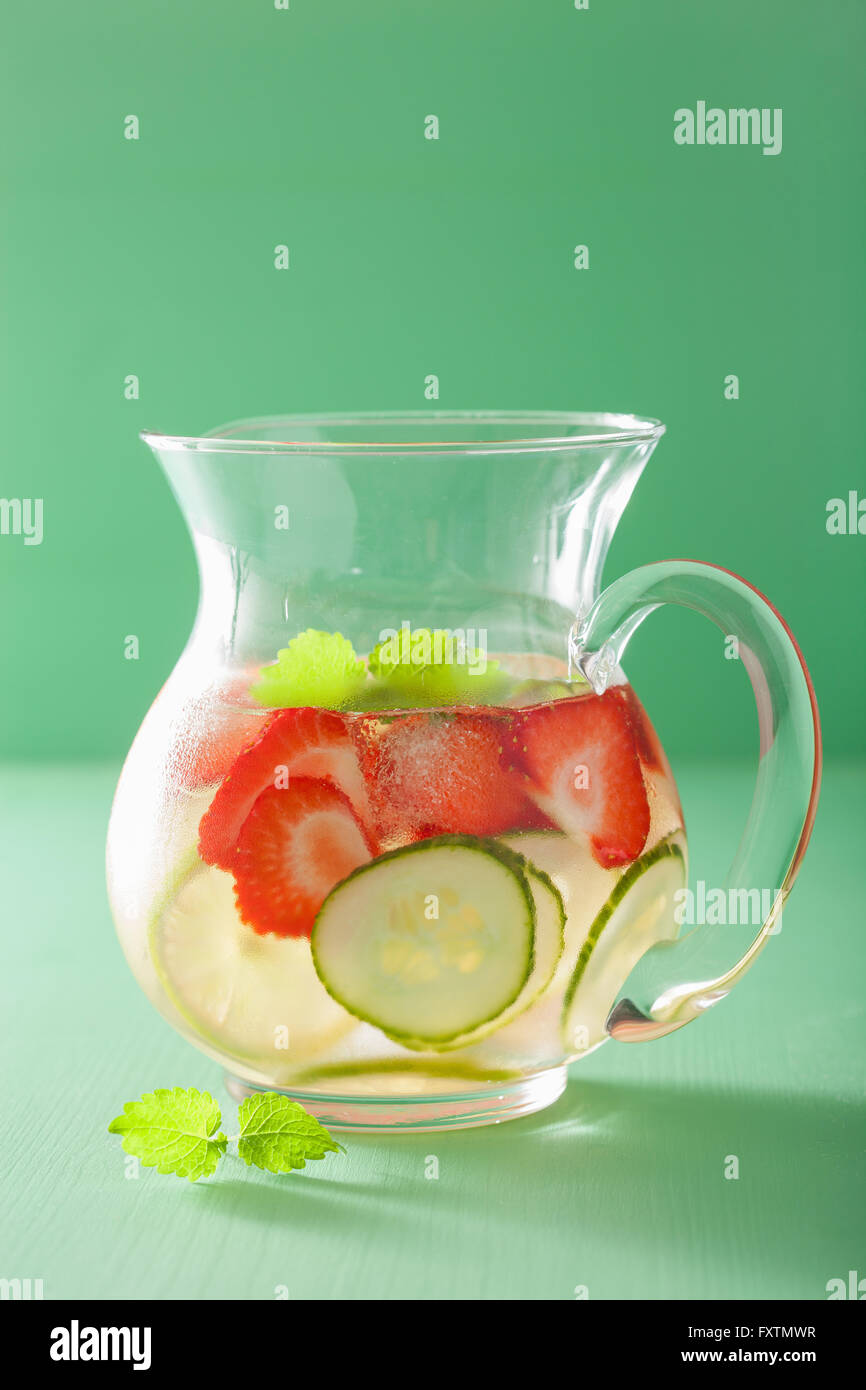 erfrischendes Sommergetränk mit Erdbeeren Gurke Limette im Glas Stockfoto