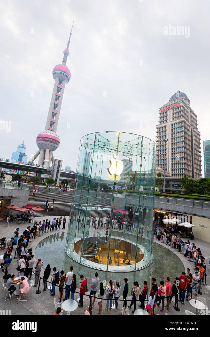 Shanghai, Сhina - 30. August 2015: Menschen in der Warteschlange für iPhone 6 s und iPhone 6 s Plus an die Apple-Flagship-Store in Lujiazui. Stockfoto