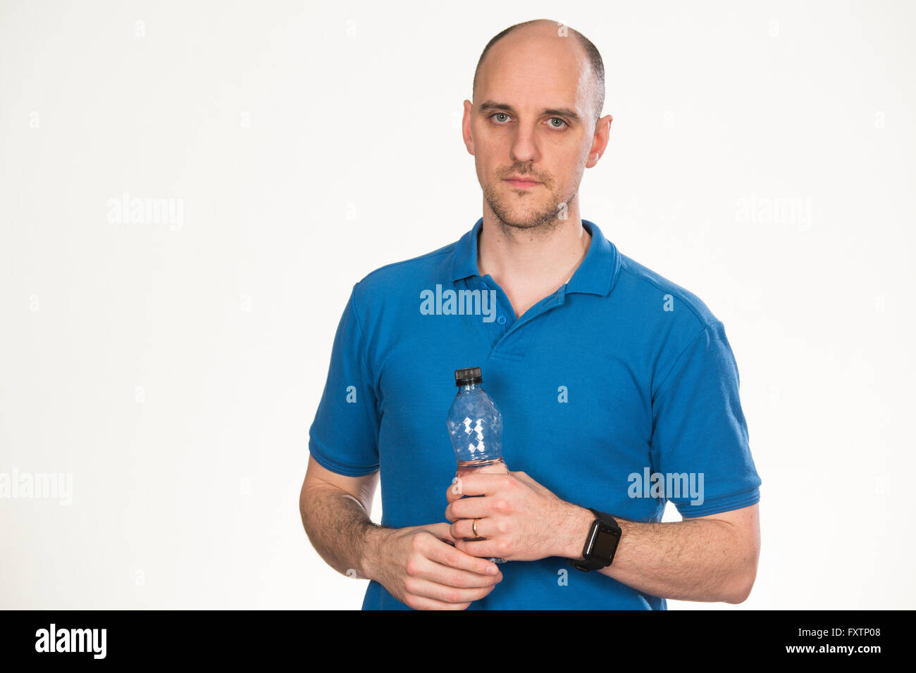 Hält eine Botle Wasser Stockfoto