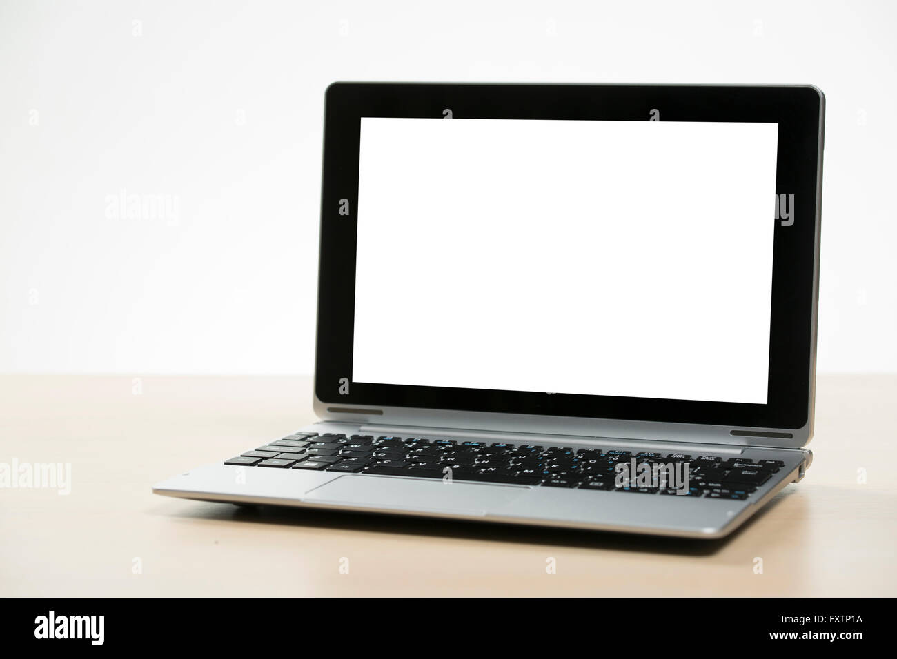 Vorderansicht des Laptop/Tablet auf einem Holztisch Stockfoto