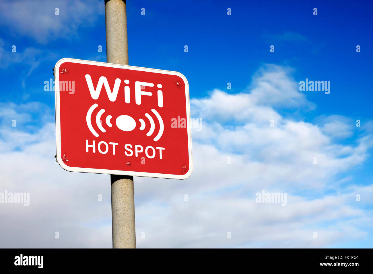 WiFi-Hotspot Schild vor blauem Himmel Stockfoto