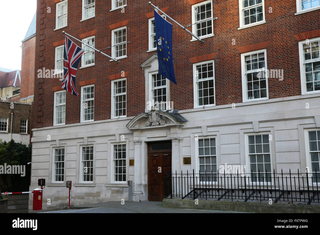 Eine britische Anschluß-Markierungsfahne, AKA Union Jack, fliegen mit der Flagge der Europäischen Union (EU) gelten außerhalb Europa House. London, Vereinigtes Königreich Stockfoto