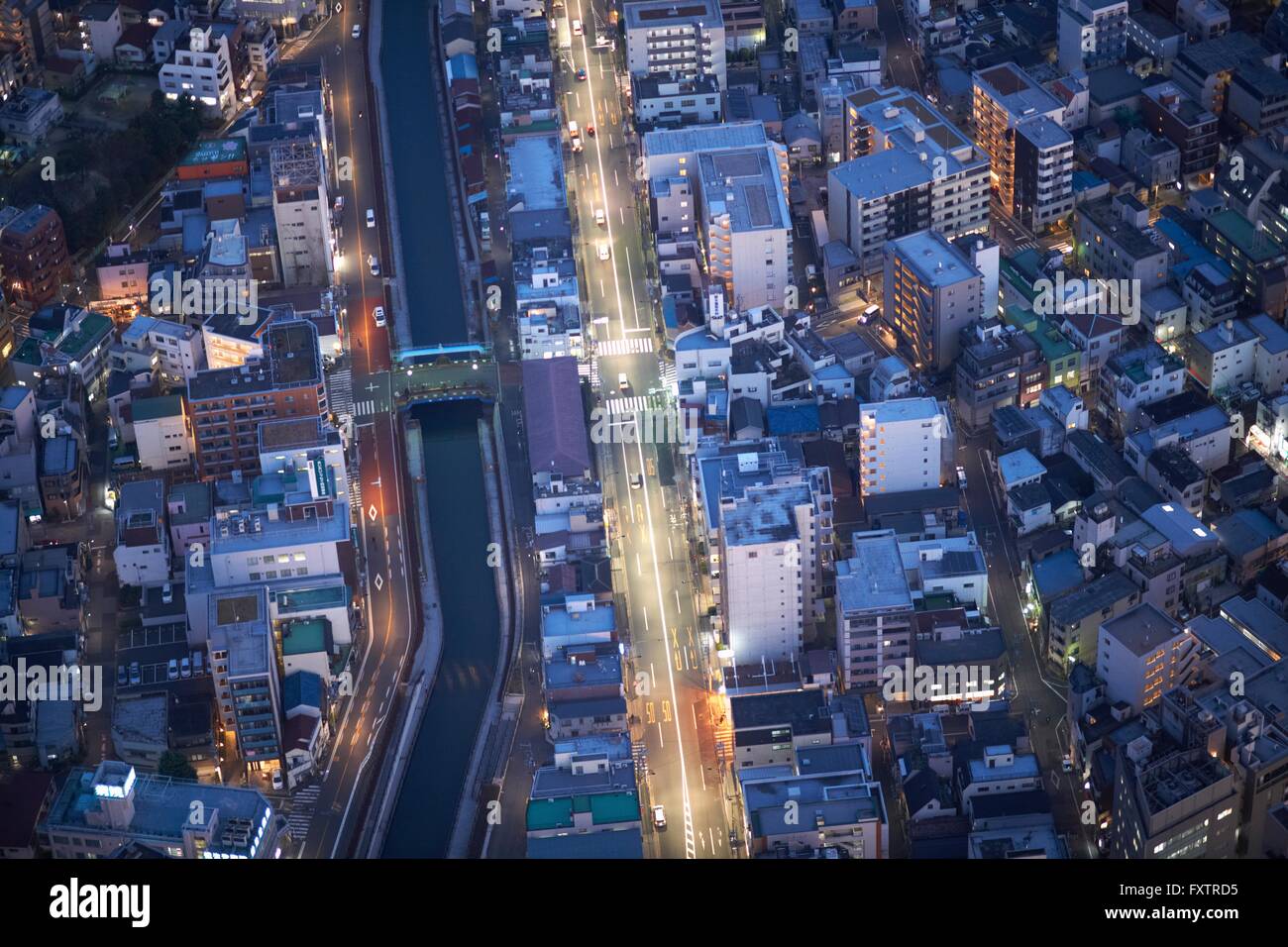 Draufsicht der Stadt und Straßen in der Nacht, Tokyo, Japan Stockfoto