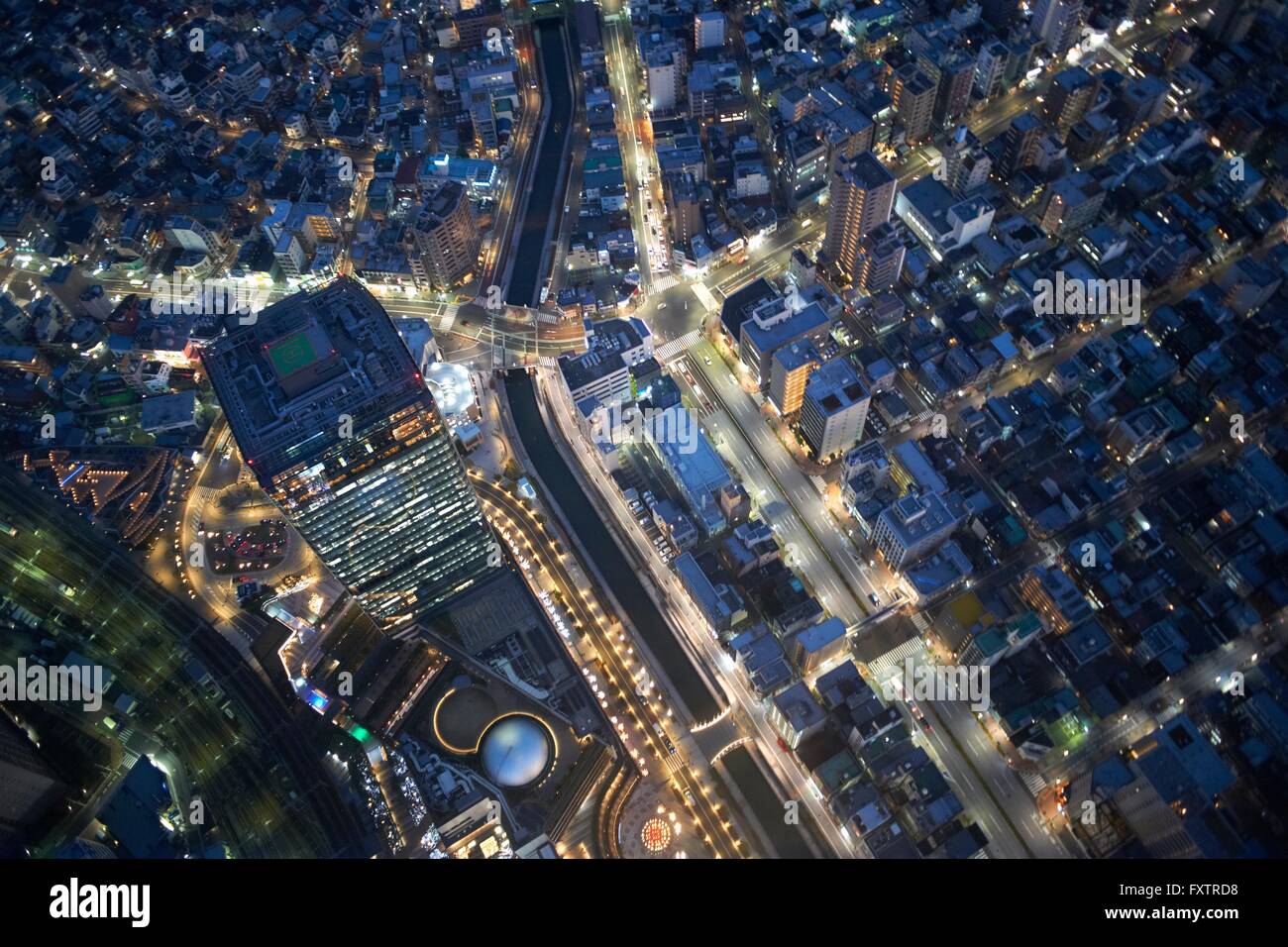 Draufsicht der Hochhäuser und Autobahnen in der Nacht, Tokyo, Japan Stockfoto