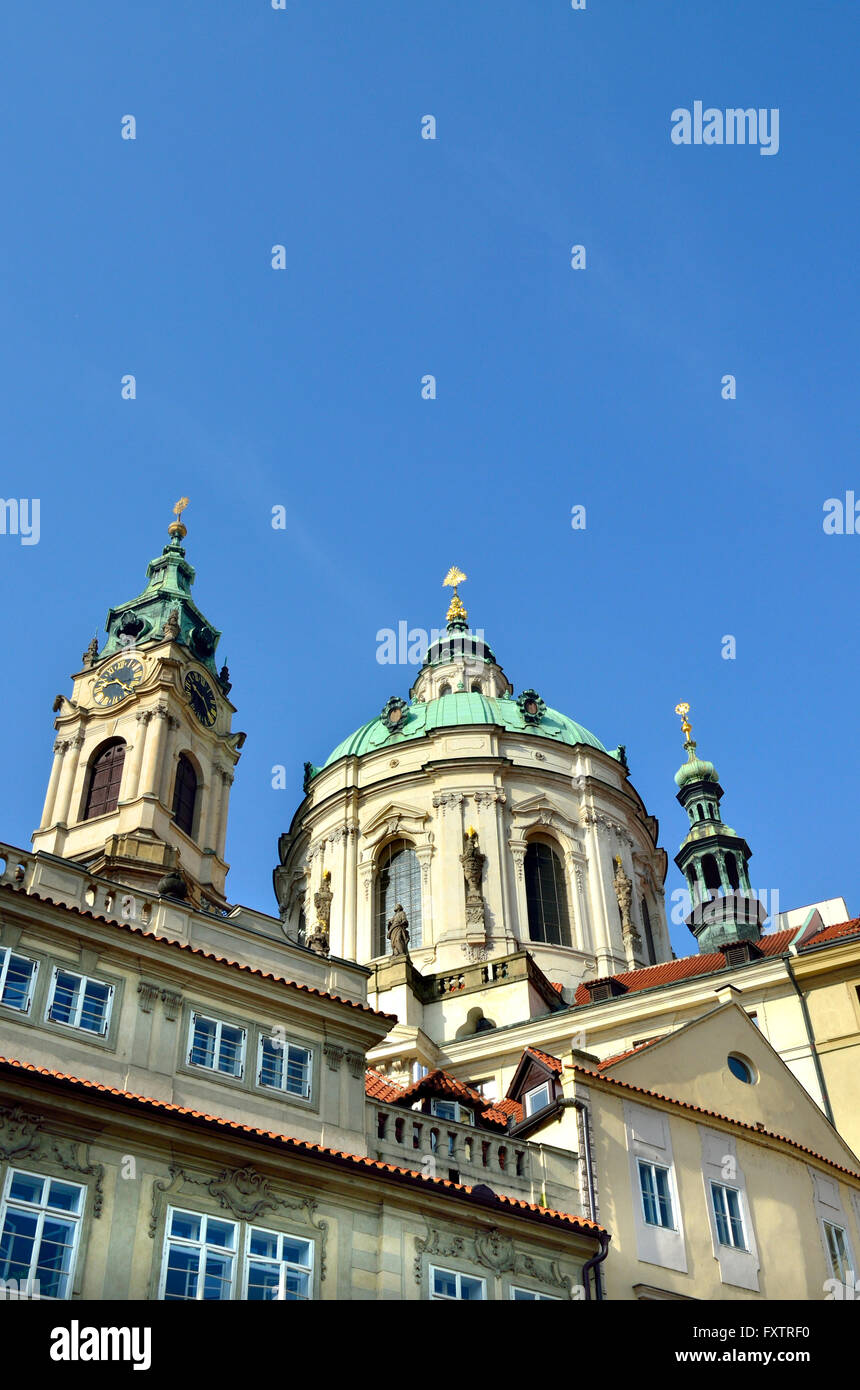 Prag, Tschechische Republik. St. Nicholas Church (Kostel Svatého Mikuláše - 1755, Barock), Malostranske Namesti (Kleinseitner) Stockfoto