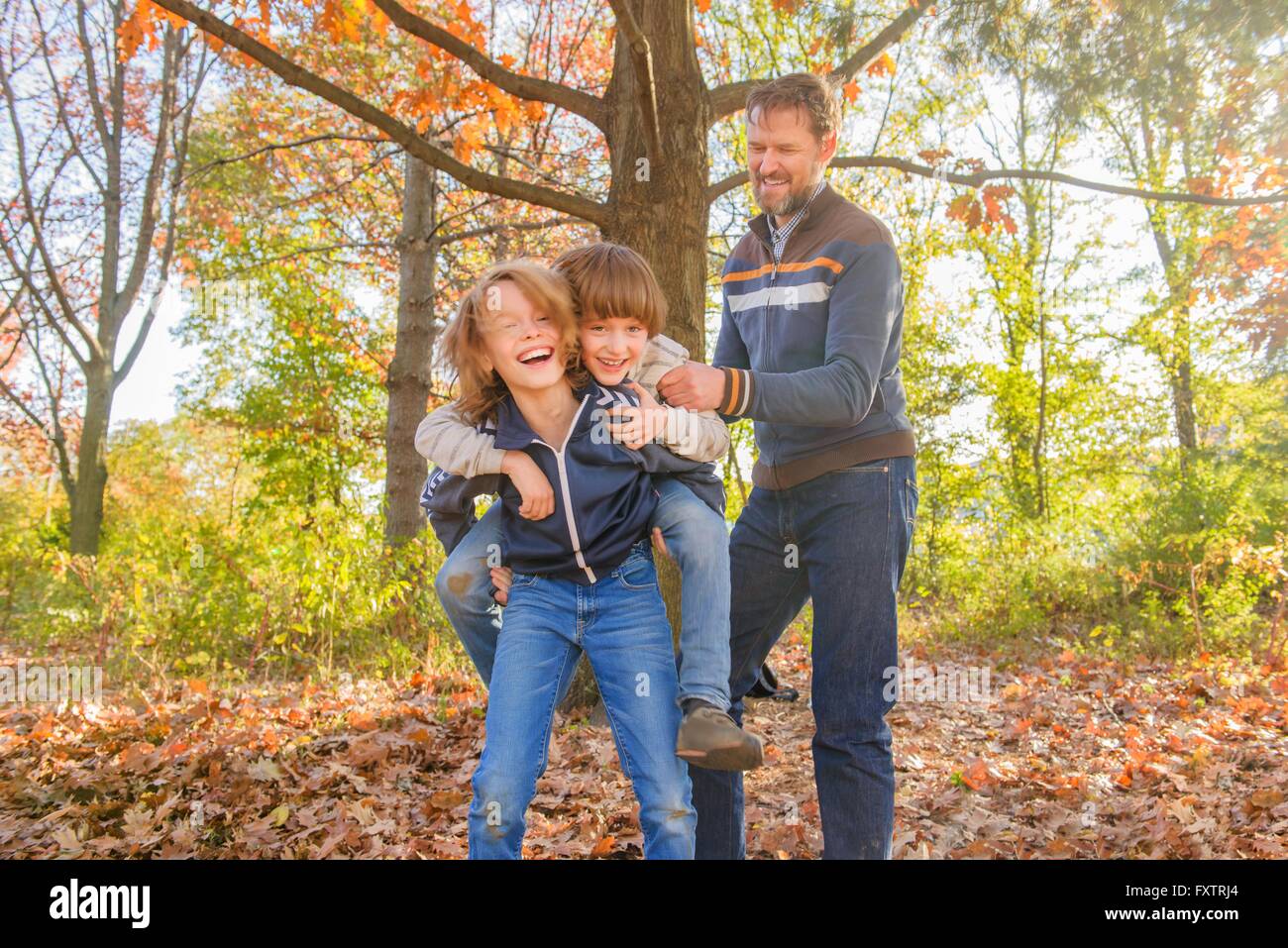 Vater und Söhne, spielen gemeinsam im Wald Stockfoto