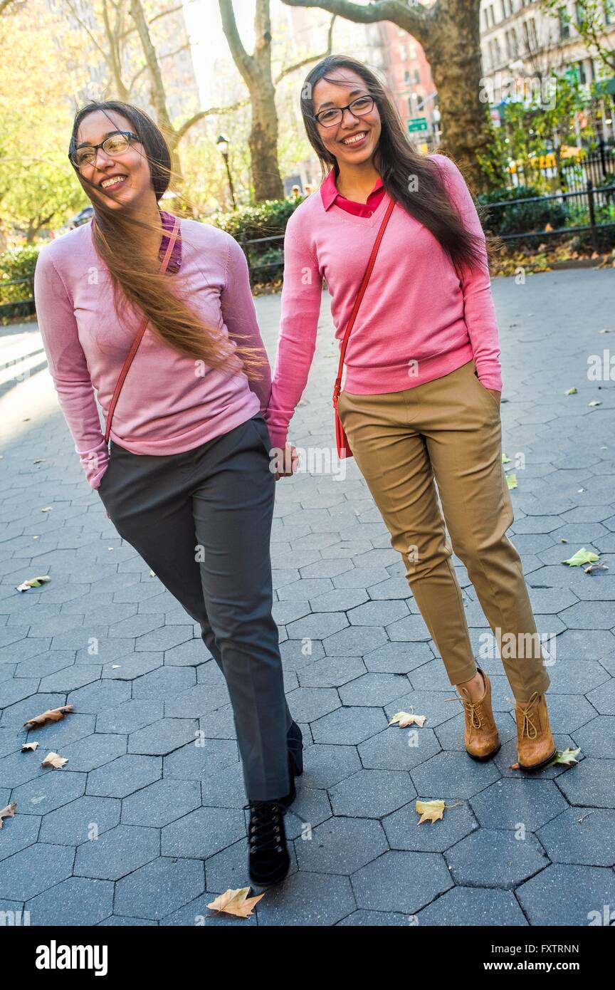 Zwillings-Schwestern Hand in Hand, gehen auf der Straße Stockfoto